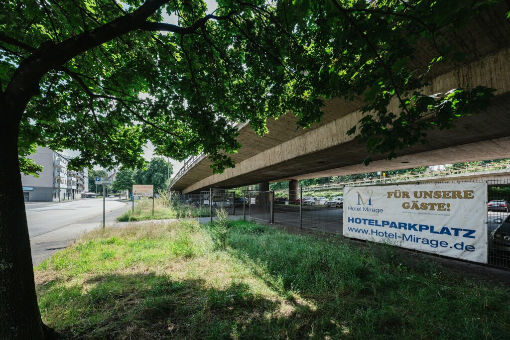 kostenfreier PKW-Parkplatz gegenüber vom Hotel