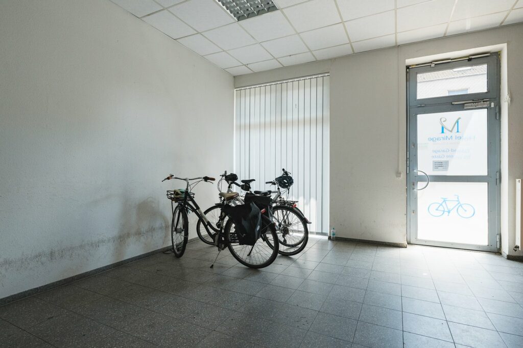Abgeschlossene Fahrradgarage mit E-Bike Lademöglichkeiten